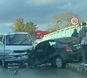 "Залетела на тротуар": на улице Железнодорожной в Южно-Сахалинске произошла авария с участием двух "Тойот"