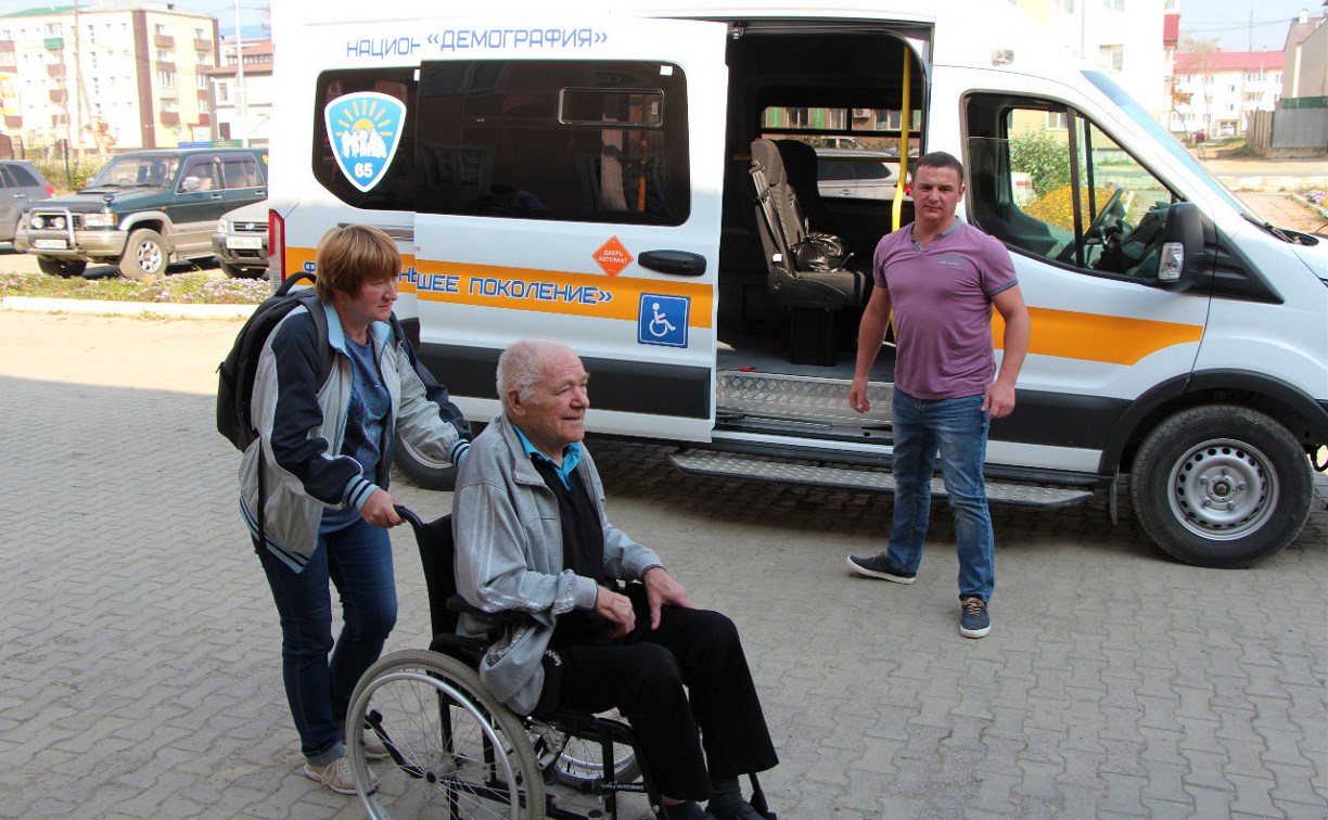 На Сахалине с пожилыми людьми начали работать специальные мобильные бригады 