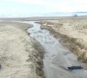 Причиной появления нефтяного ручья на Сахалине мог стать ветхий подземный трубопровод