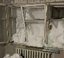 В Южно-Сахалинске сошедшая с крыши лавина выдавила окна в квартирах