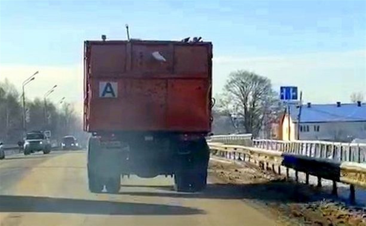 Нечистоплотный мусоровоз оставил шлейф из отходов на улицах Южно-Сахалинска