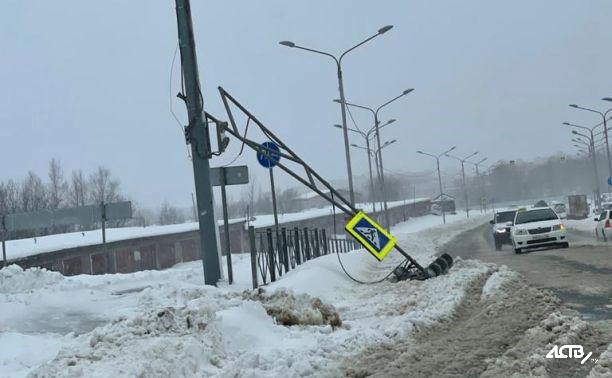 В Южно-Сахалинске светофор ветром снесло на пешеходный переход