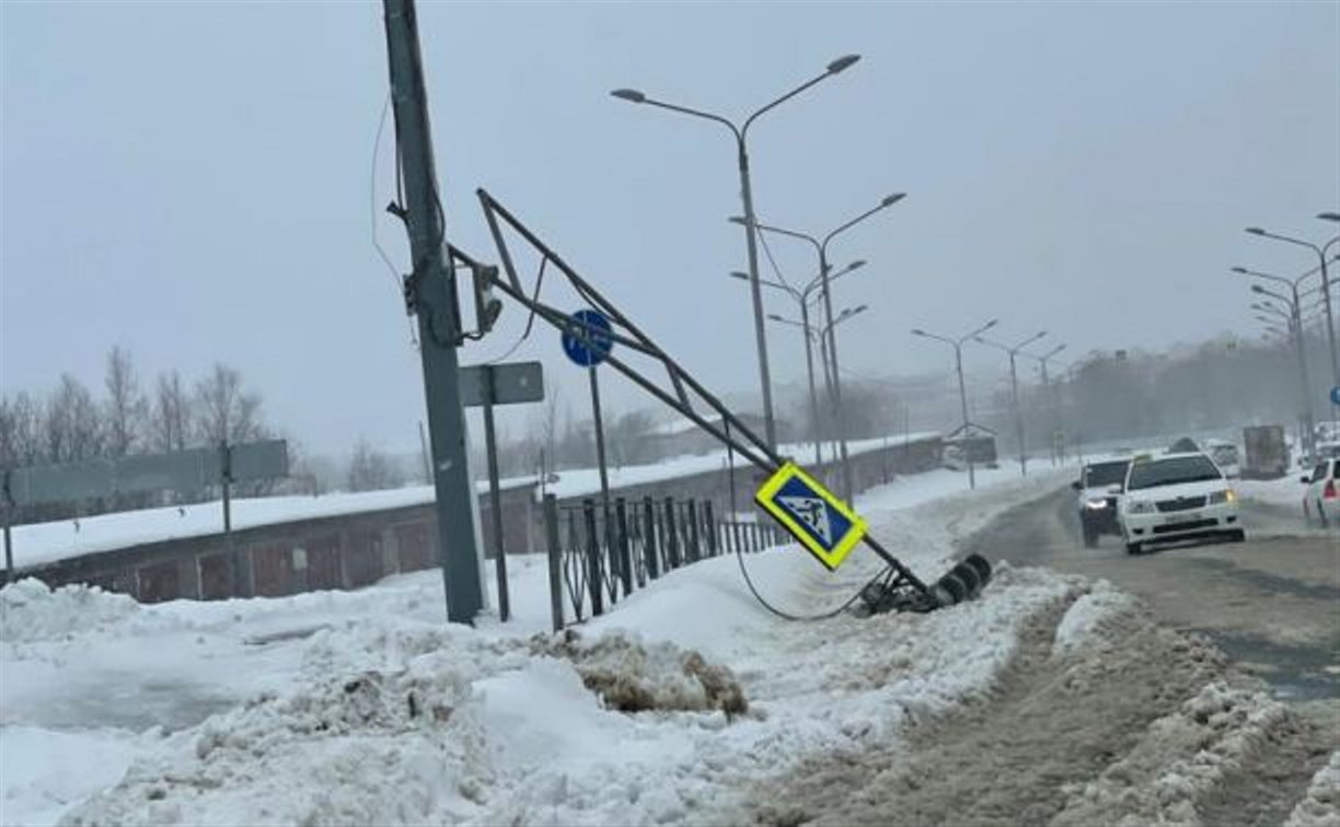 В Южно-Сахалинске светофор ветром снесло на пешеходный переход