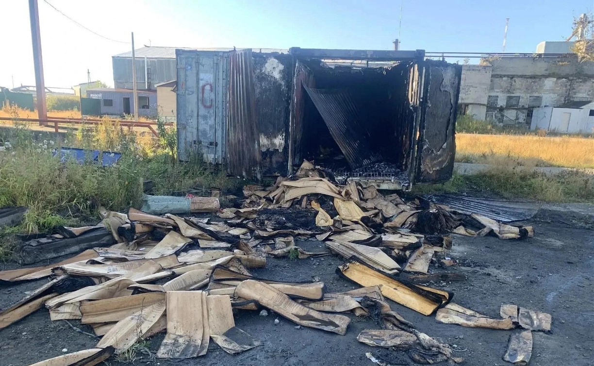 Пожар в контейнере на 45 квадратах тушили в Поронайске 