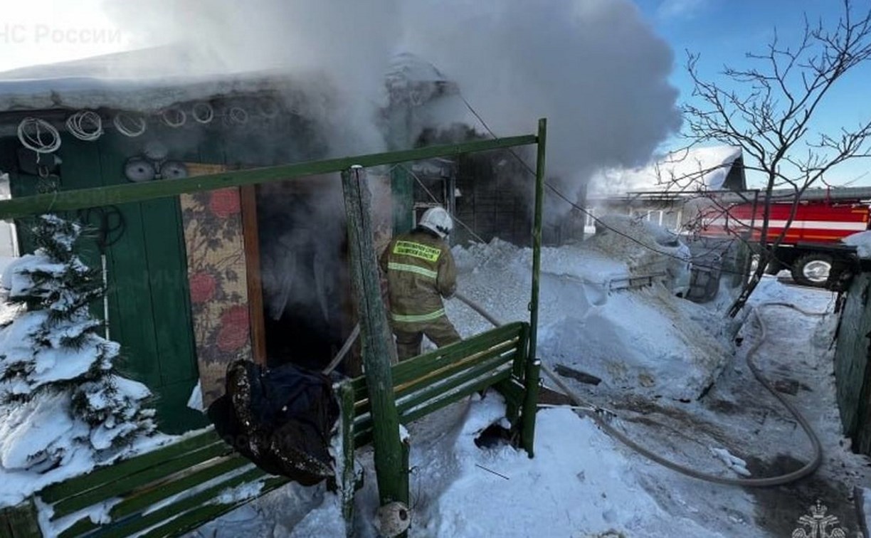 Жилой дом загорелся в Александровске-Сахалинском - МЧС публикует фото с места