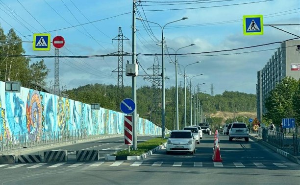 Из-за строительства сетей на ул. Горького в Южно-Сахалинске автомобилисты встали в пробку