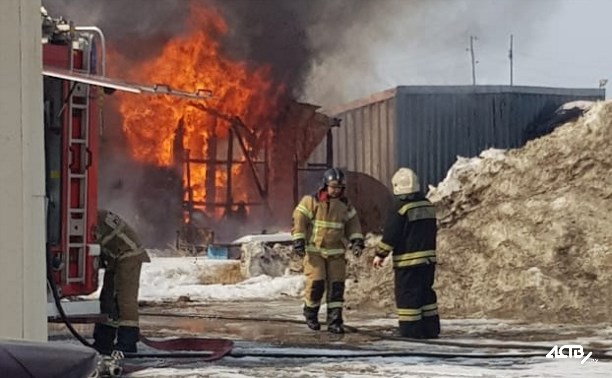 Хозпостройки загорелись на улице Фархутдинова в Южно-Сахалинске