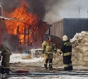Хозпостройки загорелись на улице Фархутдинова в Южно-Сахалинске