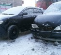 Неизвестный автомобилист врезался в припаркованные машины в Корсакове