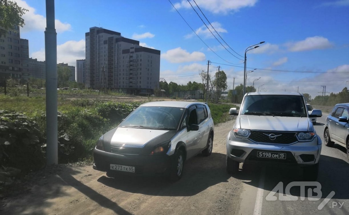 Очевидцев столкновения Toyota Opa и "УАЗ Патриот" ищут в Южно-Сахалинске