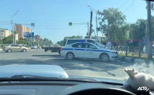 Дорожное ограждение протаранил автомобиль в Южно-Сахалинске