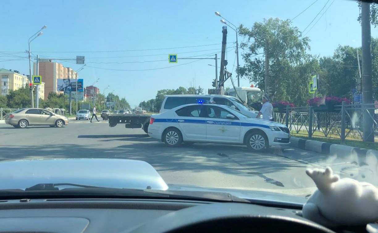 Дорожное ограждение протаранил автомобиль в Южно-Сахалинске
