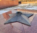Двое школьников закидали Вечный огонь снегом в Южно-Сахалинске 
