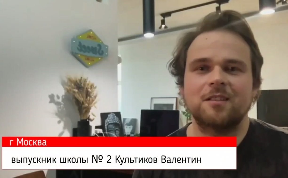 Сахалинский паблик опубликовал видео участника Comedy Club, поздравившего поронайскую школу