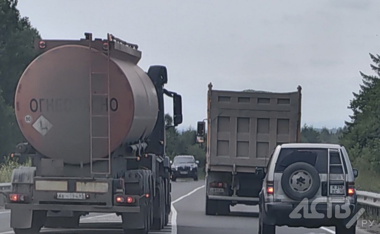 Водитель бензовоза совершал опасные маневры на сахалинской трассе 