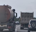 Водитель бензовоза совершал опасные маневры на сахалинской трассе 