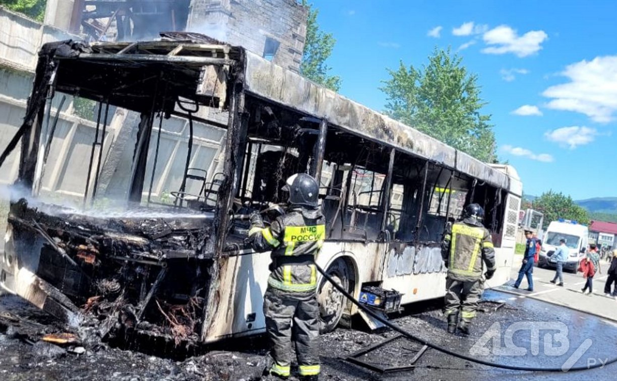 Появились снимки сгоревшего автобуса в Южно-Сахалинске
