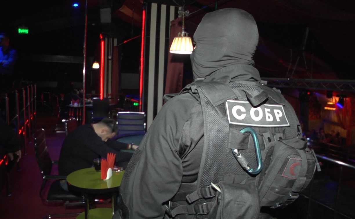 Полиция и СОБР закрыли в Южно-Сахалинске подпольное казино