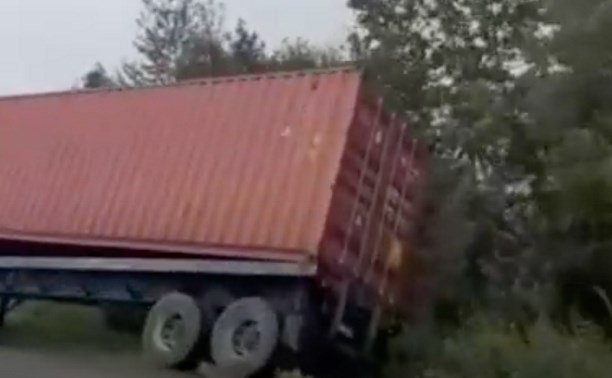 На юге Сахалина фура съехала в кювет