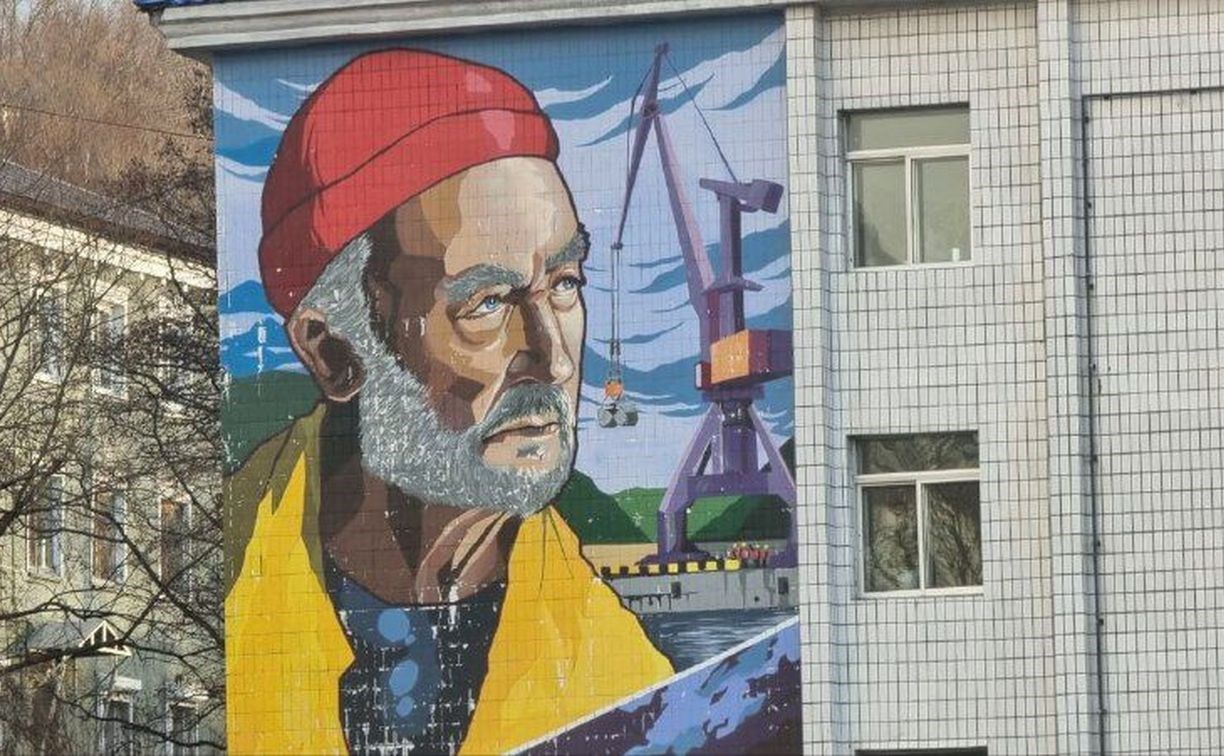 Огромное граффити уставшего рыбака в Петропавловске начало рассыпаться
