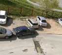 Тойота протаранила стоящий во дворе дома в Южно-Сахалинске автомобиль