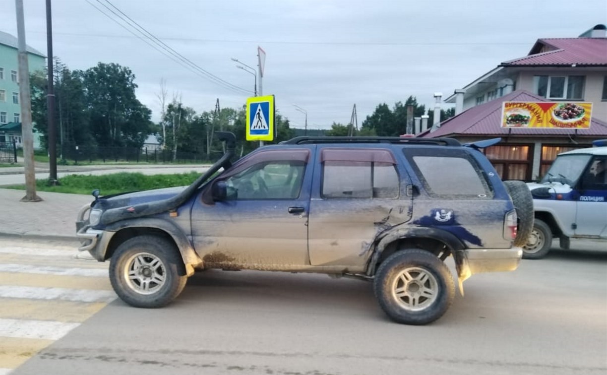 На Сахалине Nissan Terrano, столкнувшийся с автомобилем полиции, поместили на штрафстоянку