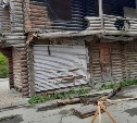 "Рухнул балкон": строение из сгнивших бревен у торгового центра в Южно-Сахалинске начало рассыпаться 