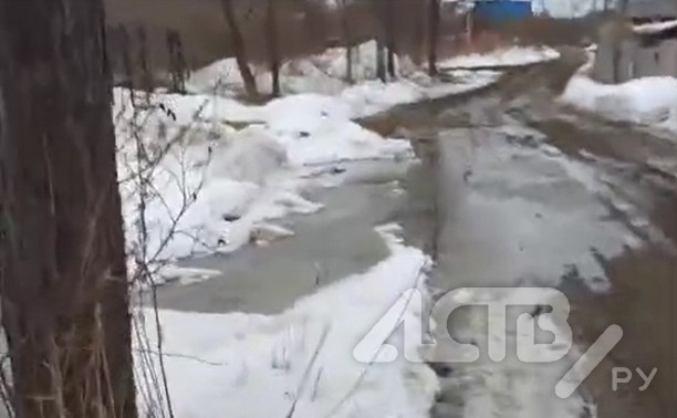 В Третьей Пади из-за нерасчищенной канавы вода стала подтапливать дорогу