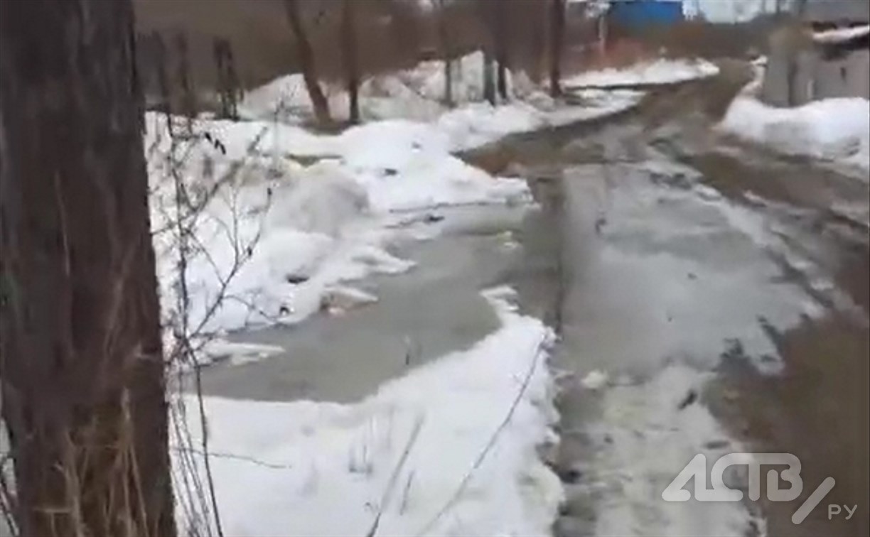 В Третьей Пади из-за нерасчищенной канавы вода стала подтапливать дорогу 