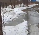  В Третьей Пади из-за нерасчищенной канавы вода стала подтапливать дорогу 