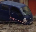 Автомобили вязнут и теряют бамперы на улице Комсомольской в Южно-Сахалинске