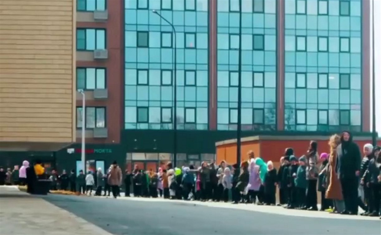 Южно-сахалинские ученики устроили трогательный флешмоб — обняли здание своей школы