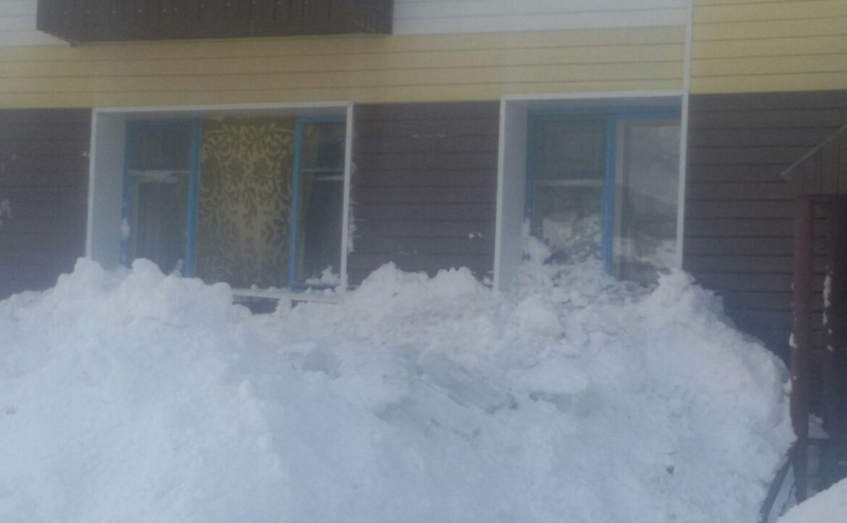 Снежные глыбы, сорвавшиеся с крыши, выбили окно в квартире жителей Быкова