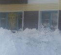 Снежные глыбы, сорвавшиеся с крыши, выбили окно в квартире жителей Быкова
