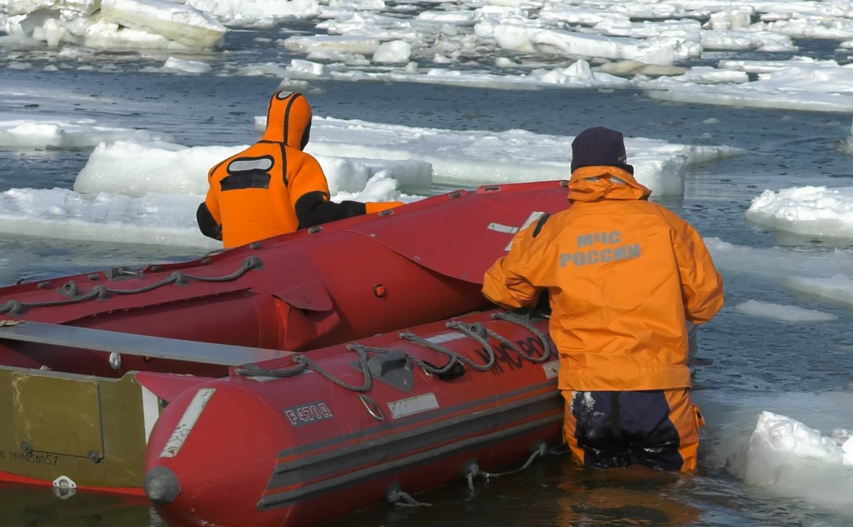 Сахалинские спасатели израсходовали зимний лимит топлива на эвакуацию рыбаков