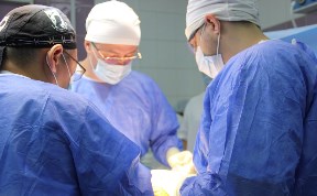 Специалисты ведущих российских клиник помогают сахалинцам с больными суставами