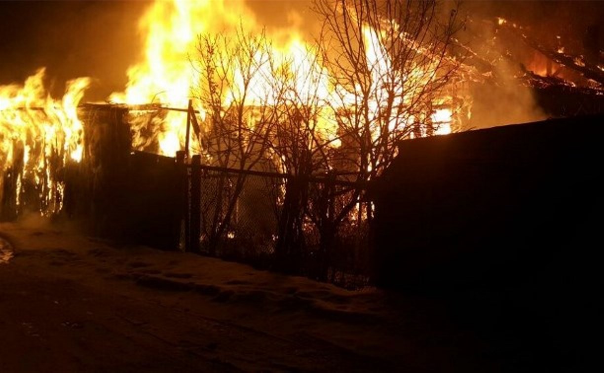 В Южно-Сахалинске сгорели заброшенные гаражи