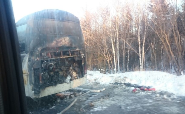 Рейсовый автобус загорелся на дороге в Поронайском районе