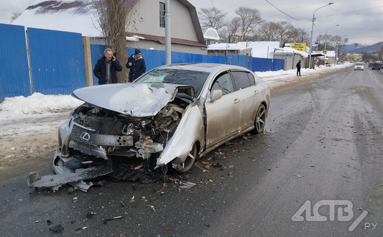 Lexus в хлам: торопыга на Honda устроил ДТП в Южно-Сахалинске