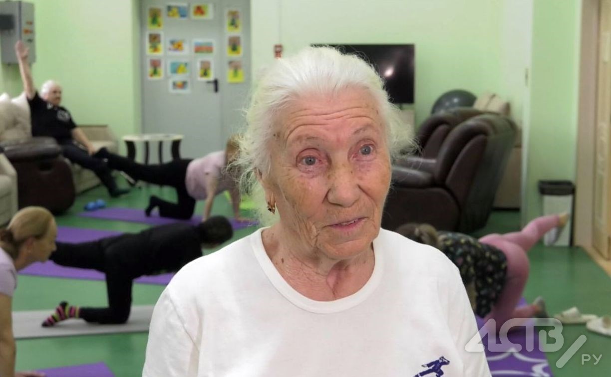 Йога, лепка и цветные пузырьки: как пенсионеры проводят день в сахалинском доме ветеранов