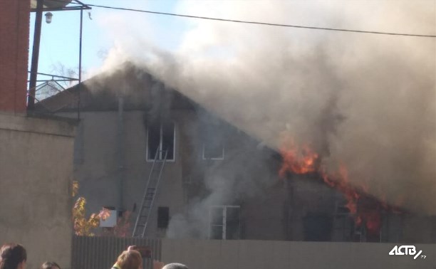 Двухэтажный дом загорелся на улице Телеграфной в Южно-Сахалинске