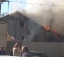 Двухэтажный дом загорелся на улице Телеграфной в Южно-Сахалинске
