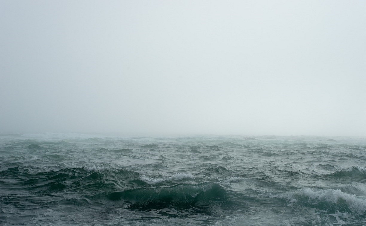 Мужчину эвакуируют на вертолёте с судна в Охотском море