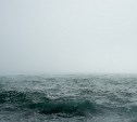 Мужчину эвакуируют на вертолёте с судна в Охотском море