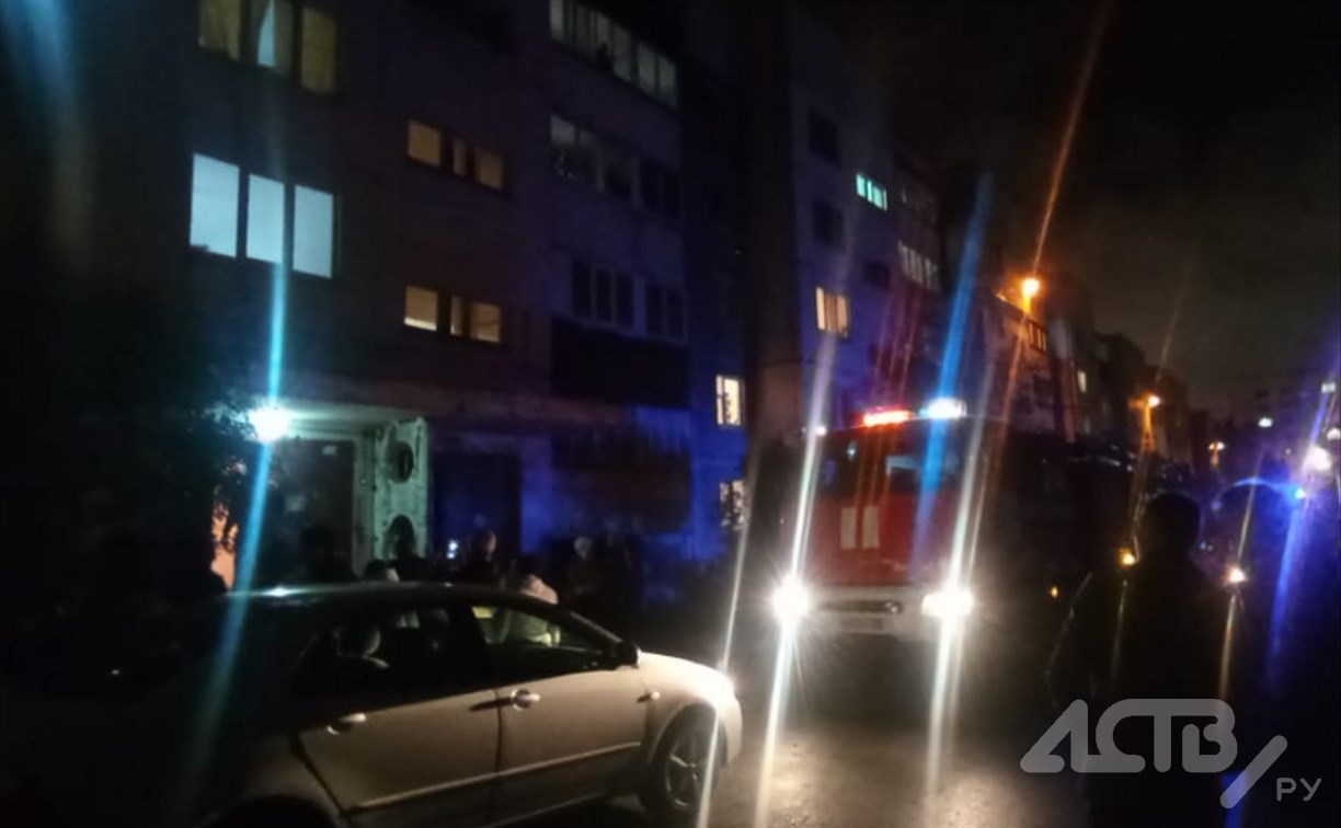 "Сначала загорелась штора": квартира на первом этаже вспыхнула в многоэтажке в Южно-Сахалинске