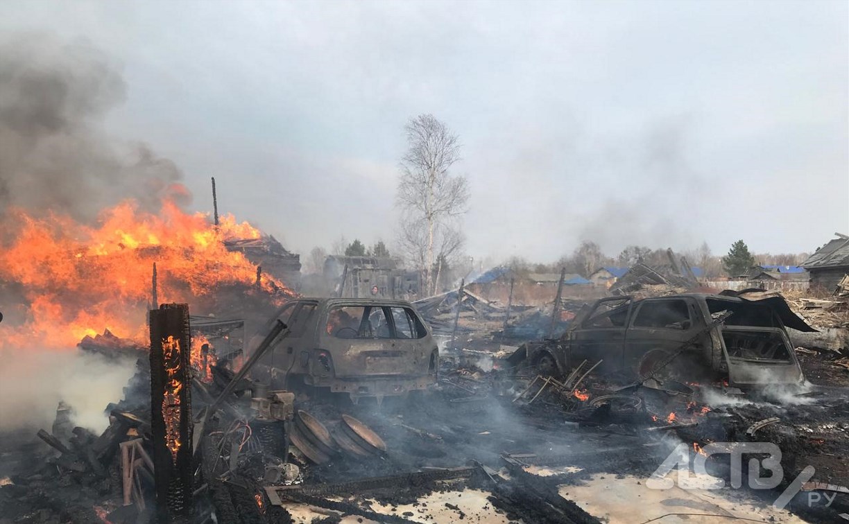 Пожар уничтожил дом на две семьи, хозпостройки и два автомобиля: собрать людям вещи помогают односельчане