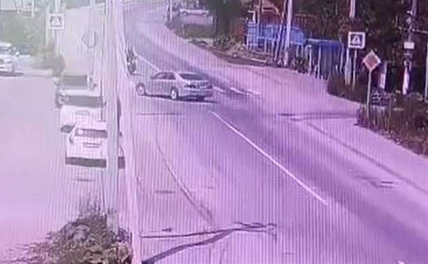 "Двое пострадали": момент столкновения "Кроуна" и спортивного мотоцикла в Южно-Сахалинске попал на видео 