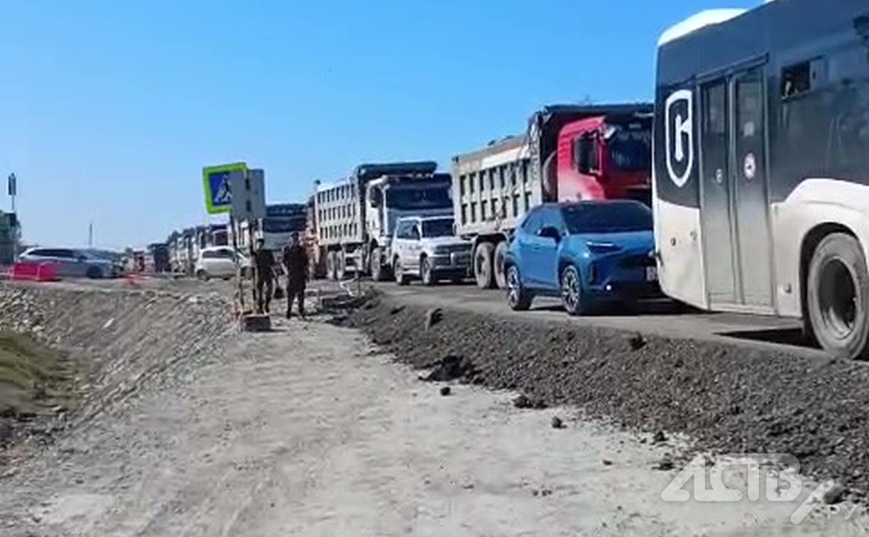 "Все самосвалы выпустили на дорогу": сахалинка четыре часа стояла в пробке, чтобы поставить одну подпись