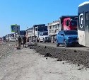 "Все самосвалы выпустили на дорогу": сахалинка четыре часа стояла в пробке, чтобы поставить одну подпись