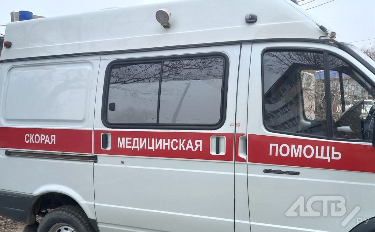 Рабочий упал с высоты пятиэтажного дома на Сахалине
